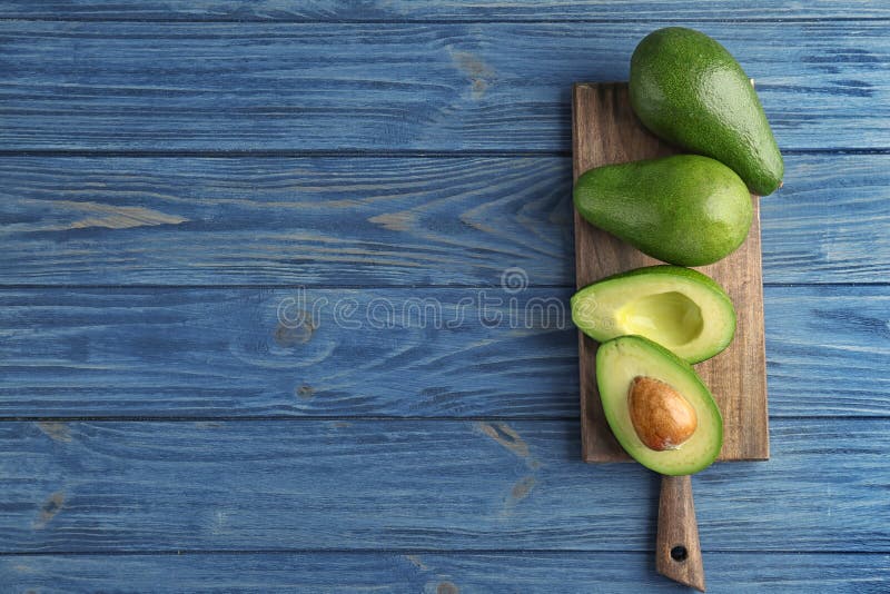 Wsiada z avocados na drewnianym tle, odgórny widok zdjęcie royalty free Wsiada z avocados na drewnianym tle, odgórny widok zdjęcie royalty free