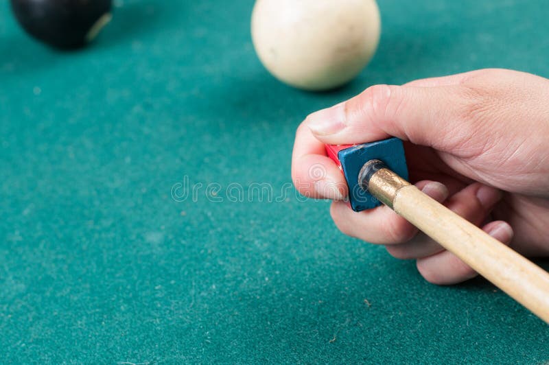 Wskazówka kij z kreda blokiem na zielonym bilardowym stole Kredowy blok na basenu stole obraz stock Wskazówka kij z kreda blokiem na zielonym bilardowym stole Kredowy blok na basenu stole obraz stock