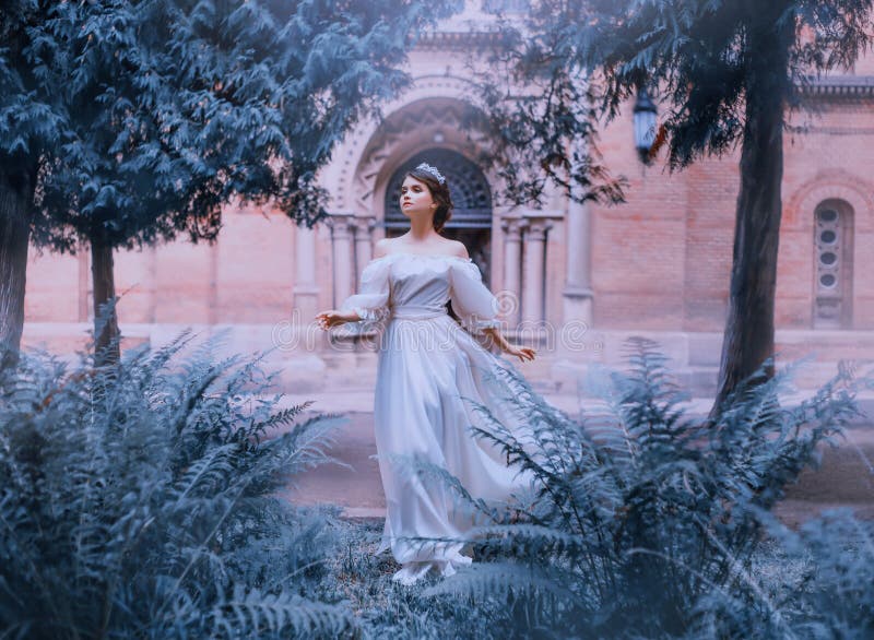 Wspania?y ba?niowy princess w lekkiej biel sukni z otwartym ogo?aca ramiona i pe?ni r?kawy biegaj? zdala od kasztelu, dziewczyna obrazy royalty free Wspania?y ba?niowy princess w lekkiej biel sukni z otwartym ogo?aca ramiona i pe?ni r?kawy biegaj? zdala od kasztelu, dziewczyna obrazy royalty free