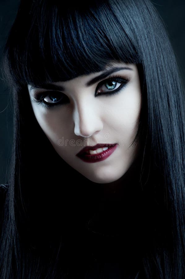 Wspaniała brunetka z ciemnym makeup i białą skórą obraz royalty free Wspaniała brunetka z ciemnym makeup i białą skórą obraz royalty free