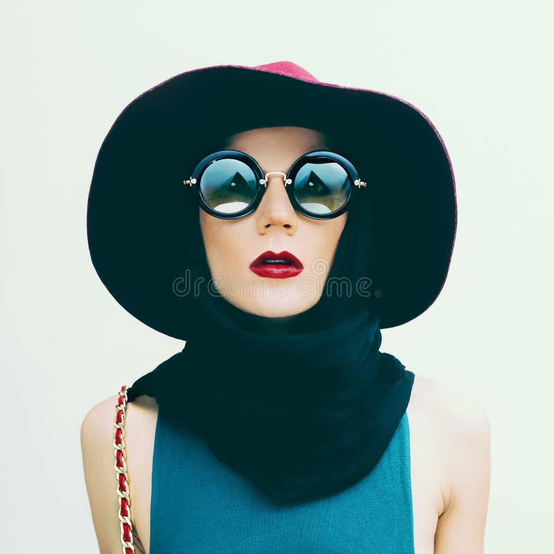 Wspaniała dama w rocznika kapeluszu i okulary przeciwsłoneczni wykazywać tendencję moda port zdjęcie royalty free Wspaniała dama w rocznika kapeluszu i okulary przeciwsłoneczni wykazywać tendencję moda port zdjęcie royalty free