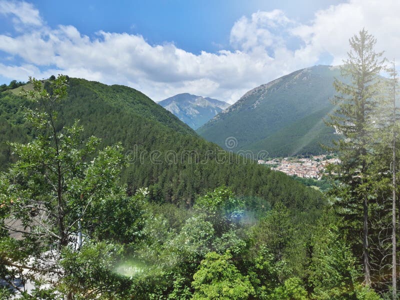 Wspaniała górska panorama widziana z naturalnego rezerwatu civitella alfedena we włochach.