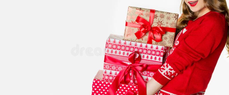 Wspaniała kobieta w boże narodzenie bluzy mienia ładunkach ciężkie xmas teraźniejszość, boże narodzenie sztandar, odizolowywający obrazy royalty free