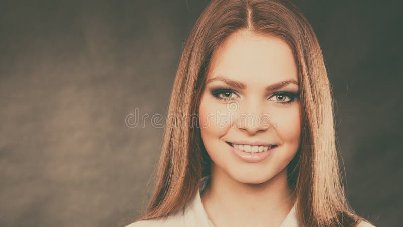 Wspaniała kobieta z eleganckimi oczami uzupełniał zdjęcia stock Wspaniała kobieta z eleganckimi oczami uzupełniał zdjęcia stock