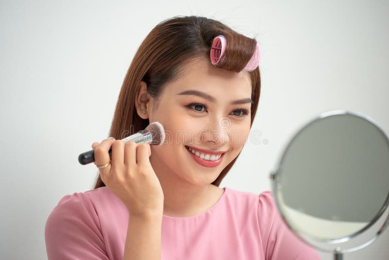 Wspaniała młoda brunetki kobieta stosuje makeup obraz stock Wspaniała młoda brunetki kobieta stosuje makeup obraz stock