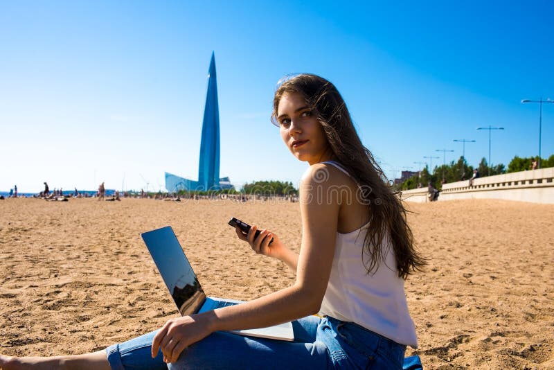 Wspaniały kobiety copywriter czekanie wzywa telefon komórkowego podczas dystansowej pracy na laptopu rozważny patrzeć daleko od obrazy royalty free Wspaniały kobiety copywriter czekanie wzywa telefon komórkowego podczas dystansowej pracy na laptopu rozważny patrzeć daleko od obrazy royalty free