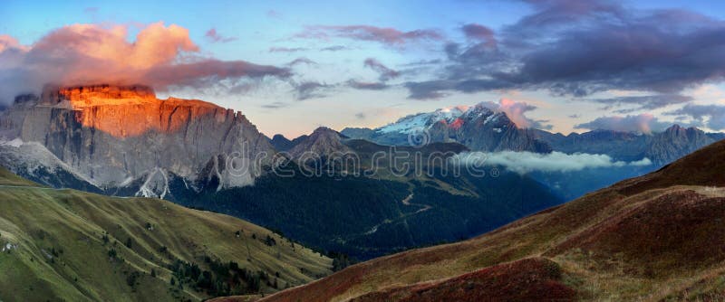 Wspaniały pogodny widok dolomitów Alps z paśnikami Kolorowa jesieni scena Langkofel, Sassolungo pasmo górskie przepustki sella obrazy stock Wspaniały pogodny widok dolomitów Alps z paśnikami Kolorowa jesieni scena Langkofel, Sassolungo pasmo górskie przepustki sella obrazy stock