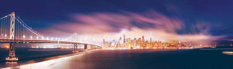 Wspaniały widok panoramiczny na noc San Francisco zdjęcie royalty free Wspaniały widok panoramiczny na noc San Francisco zdjęcie royalty free