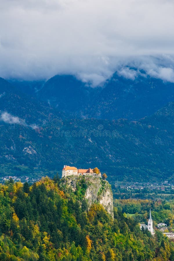 Wspaniały widok z lotu ptaka sławny średniowieczny kasztel przegapia Krwawiącego jezioro, Slovenia, Europa obrazy stock Wspaniały widok z lotu ptaka sławny średniowieczny kasztel przegapia Krwawiącego jezioro, Slovenia, Europa obrazy stock