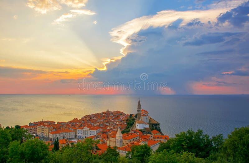 Wspaniały zmierzch nad starym miasteczkiem Piran, Slovenia zdjęcia stock Wspaniały zmierzch nad starym miasteczkiem Piran, Slovenia zdjęcia stock