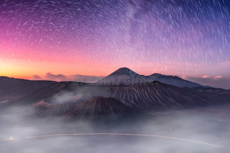 Wspina się aktywnego wulkan, Batok, Bromo, Semeru z gwiaździstym i mgłę a, obrazy royalty free Wspina się aktywnego wulkan, Batok, Bromo, Semeru z gwiaździstym i mgłę a, obrazy royalty free