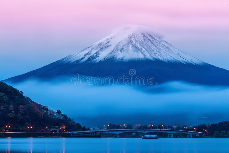 Wspina się Fuji przy półmrokiem blisko Jeziornego Kawaguchi w Yamanashi prefekturze
