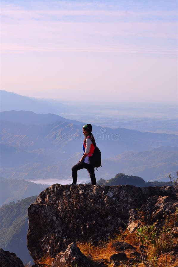 Wspina się Ulap, Piękna dziewczyny pozycja na szczycie górskim, młodej dziewczyny pozycja na górze góry z wspaniałym widokiem beh