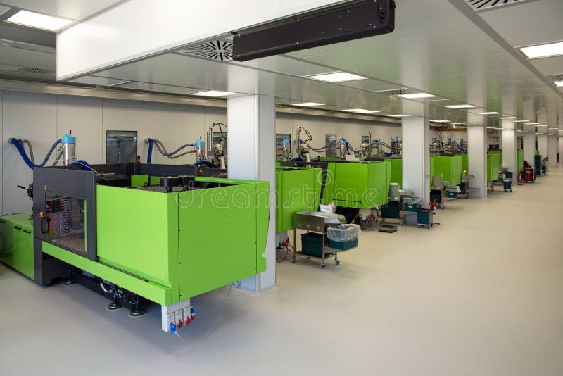 Wtryskowy formierstwo biomedyczni produkty w czystym pokoju zdjęcia stock Wtryskowy formierstwo biomedyczni produkty w czystym pokoju zdjęcia stock