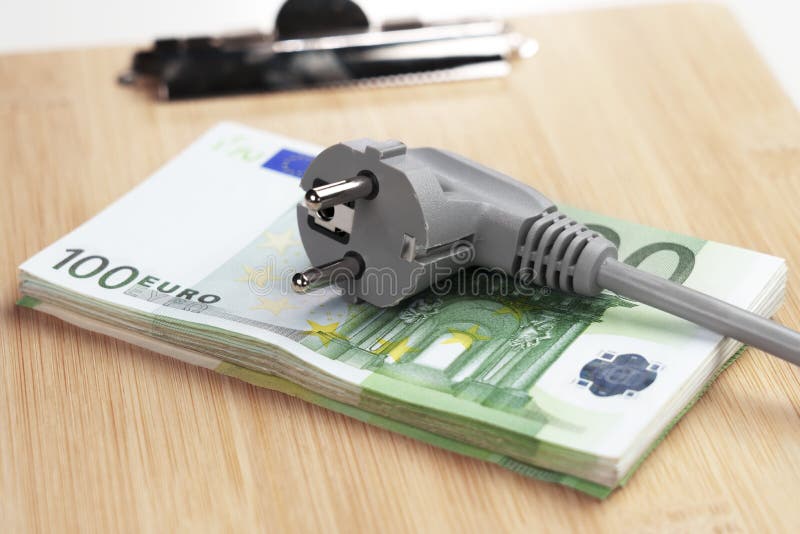 Wtyczka elektryczna na stercie europejskich banknotów euro zdjęcia royalty free