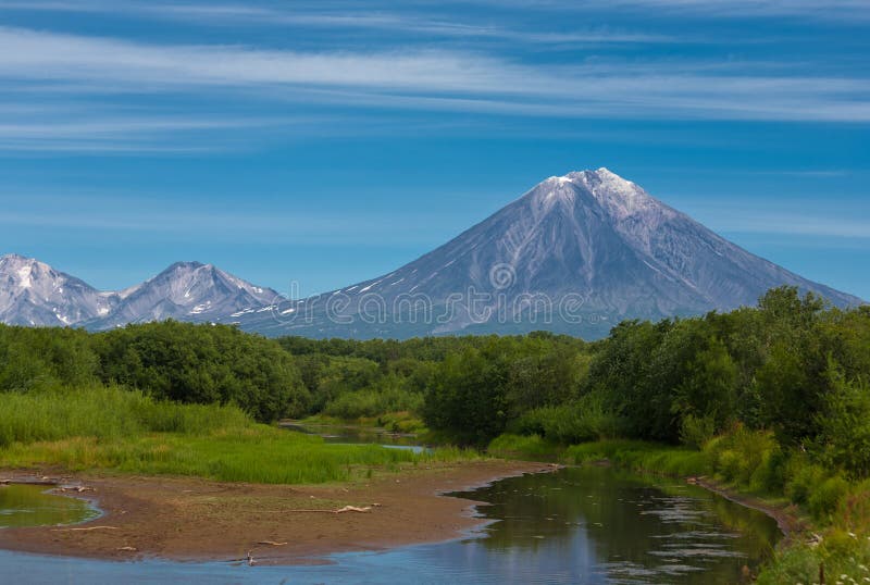 Wulkan Koryaksy i rzeka Avacha na Kamchatka.