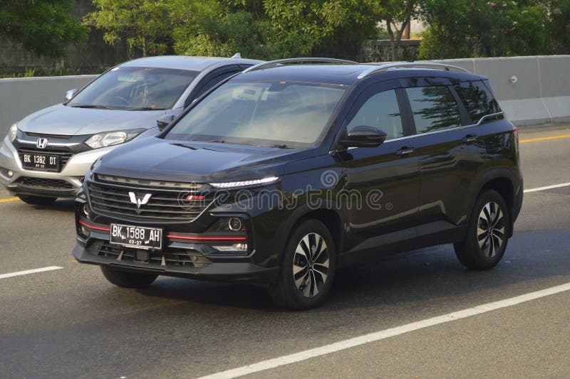 Wulling almaz rs suv. Wuling almaz rs suv auf der Autobahn in tanjung morawa Nord sumatra indonesia june 20 2023.