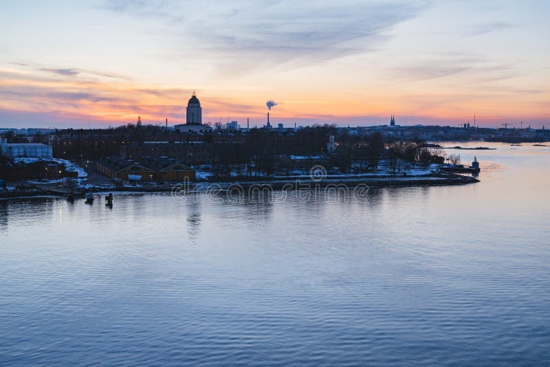 Wunderbarer Sonnenuntergang über Festung Suomenlinna und Helsinki-Stadt stockfotos Wunderbarer Sonnenuntergang über Festung Suomenlinna und Helsinki-Stadt stockfotos