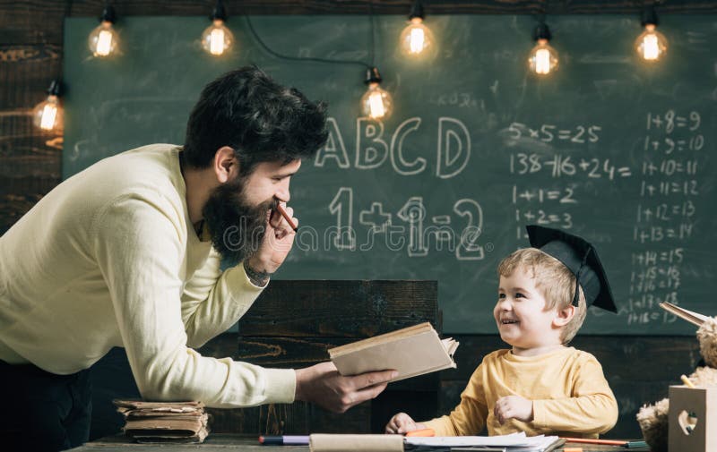 Wunderkind- und Geniekonzept Bringen Sie, Lehrerlesebuch, Unterrichtskind, Sohn, Tafel auf Hintergrund hervor Vati wünscht zu lizenzfreies stockbild Wunderkind- und Geniekonzept Bringen Sie, Lehrerlesebuch, Unterrichtskind, Sohn, Tafel auf Hintergrund hervor Vati wünscht zu lizenzfreies stockbild