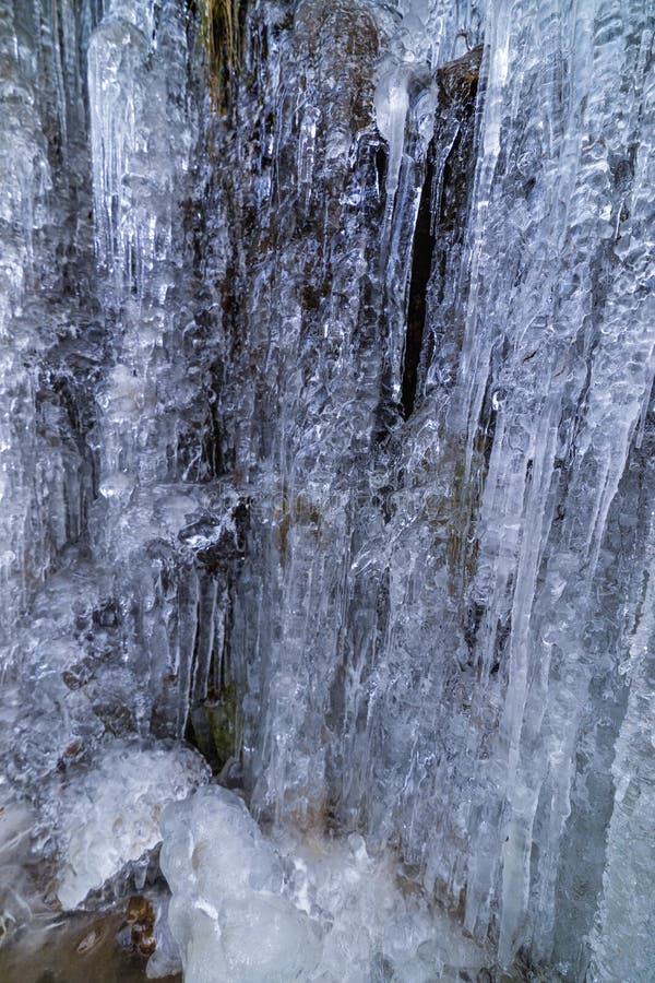 Wunderschön geformte Eiszapfen auf einem Berg lizenzfreies stockbild