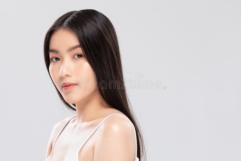 Wunderschöne asiatische Frau, die sich ein Kameralächeln anschaut, mit sauberer und frischer Haut glücklich und fröhlich mit posit stockfotos