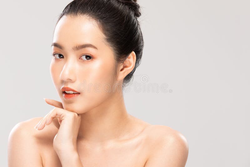 Wunderschöne asiatische junge Frau, die ein Lächeln im Kinn mit sauberer und frischer Haut glücklich und fröhlich mit positiver em stockfoto