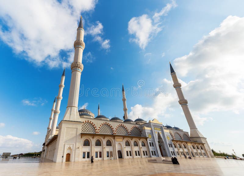 Wunderschöner Garten der neuen Moschee von Camlica in Istanbul, Türkei stockfotografie Wunderschöner Garten der neuen Moschee von Camlica in Istanbul, Türkei stockfotografie