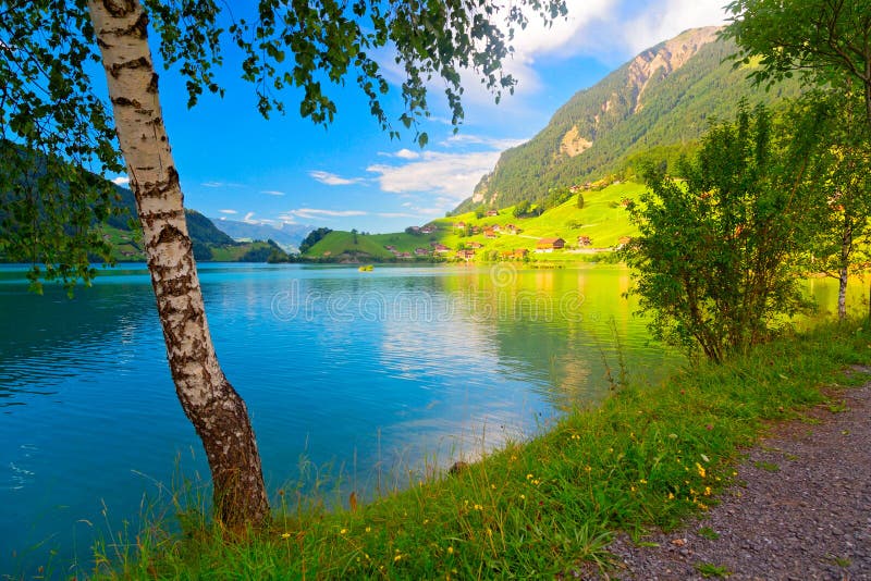 WunderschÃ¶ner Lungernsee in den Alpen, Schweiz