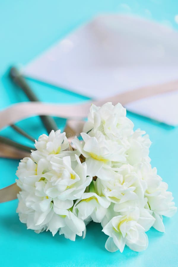 Wunderschönes Bouquet der Fröhlichkeit Doppel Daffodil Narziss für Mütter Tag lizenzfreie stockbilder