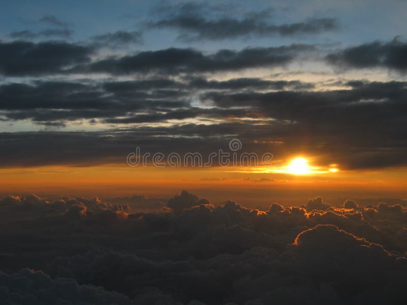 Wundervoller Sonnenuntergang über den Wolken, ruhige nachdenkliche Atmosphäre