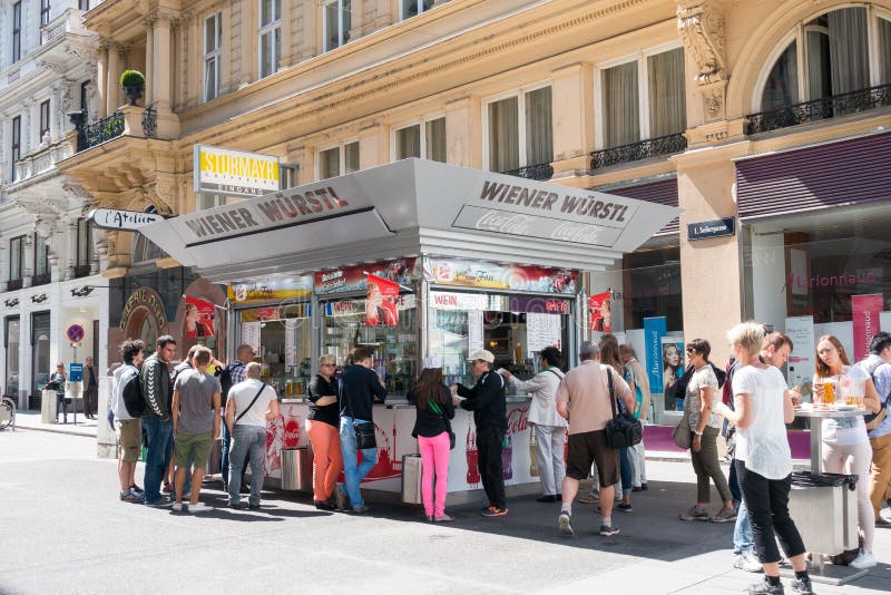 Wurststand - alimentos de preparación rápida en Viena central fotos de archivo libres de regalías