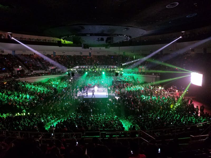 WWE-brottaren gör ingången i cirkel med folkmassan som håller ögonen på på WWE-händelsen fotografering för bildbyråer WWE-brottaren gör ingången i cirkel med folkmassan som håller ögonen på på WWE-händelsen fotografering för bildbyråer