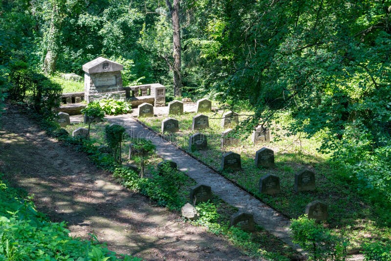 WWI-kyrkogård, nära den saxiska kyrkogården som lokaliseras bredvid kyrkan på kullen i Sighisoara, Rumänien arkivfoton WWI-kyrkogård, nära den saxiska kyrkogården som lokaliseras bredvid kyrkan på kullen i Sighisoara, Rumänien arkivfoton