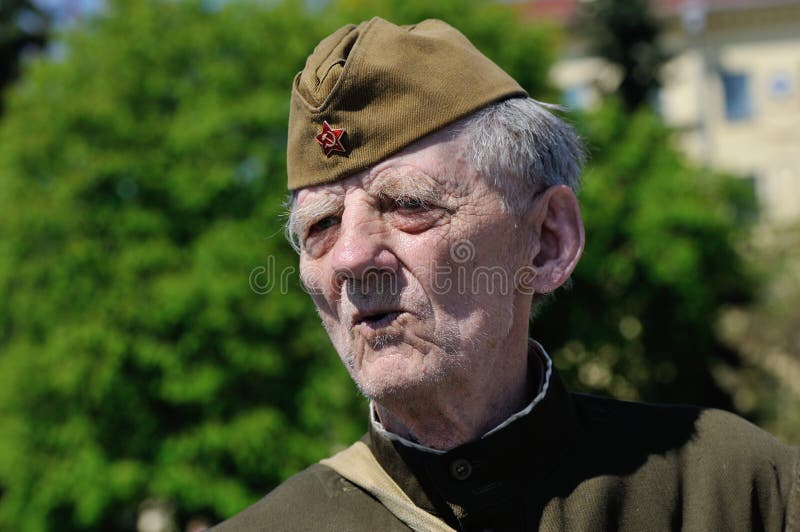 WWII ο παλαίμαχος κατά τη διάρκεια μιας παρέλασης την ημέρα νίκης μπορεί επάνω 9 στοκ φωτογραφίες WWII ο παλαίμαχος κατά τη διάρκεια μιας παρέλασης την ημέρα νίκης μπορεί επάνω 9 στοκ φωτογραφίες