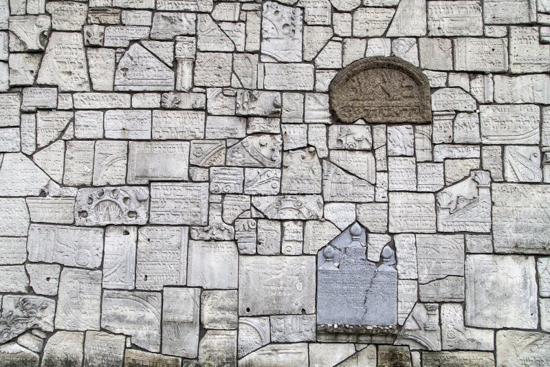 Wy ściana przy Remuh cmentarzem budował z czerepami Żydowscy nagrobki, Krakow, Polska