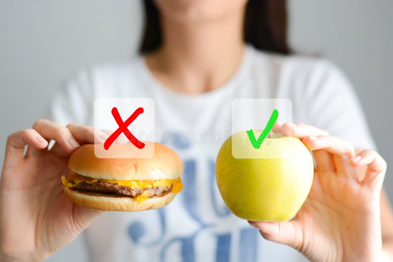 Wybiera między szybkim żarciem i zdrową dietą zdjęcie stock Wybiera między szybkim żarciem i zdrową dietą zdjęcie stock