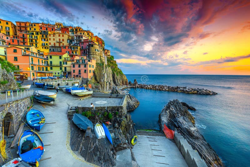 Wyborowy schronienie i wioska przy zmierzchem, Manarola, Cinque Terre, Włochy