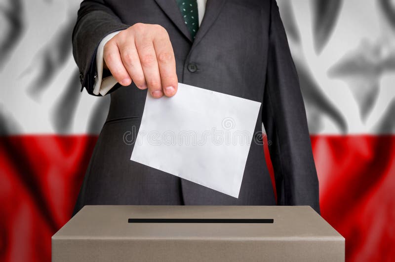 Wybory w Polska - głosujący przy tajnego głosowania pudełkiem