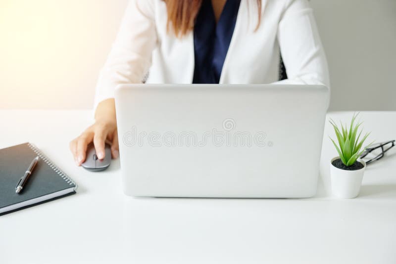 Wybrany notebook focus z kobiecą ręką trzymającą mysz i pracującą na białym biurku w nowoczesnym biurze zdjęcie royalty free