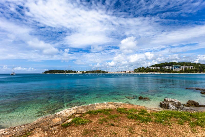 Wybrzeże skaliste i plaża na Półwyspie Kamenjak Park fotografia stock