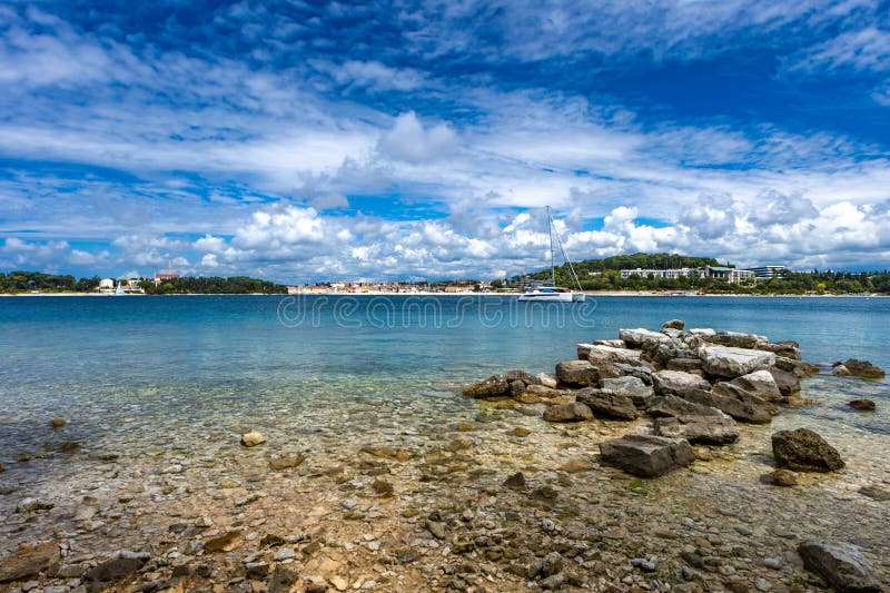 Wybrzeże skaliste i plaża na Półwyspie Kamenjak Park fotografia stock