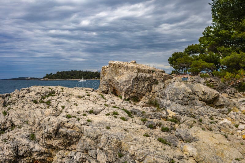 Wybrzeże skaliste i plaża na Półwyspie Kamenjak Park obrazy stock