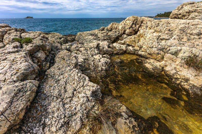 Wybrzeże skaliste i plaża na Półwyspie Kamenjak Park obrazy stock