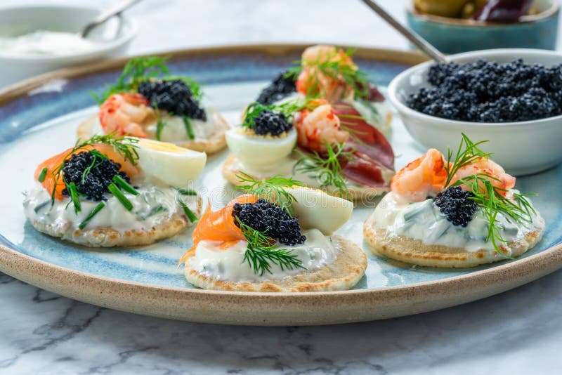 Wybór koktajli/lów blinis - smakosza partyjny jedzenie zdjęcia stock Wybór koktajli/lów blinis - smakosza partyjny jedzenie zdjęcia stock