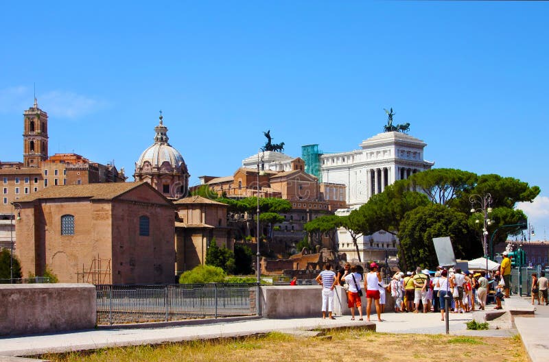 Wycieczka turysyczna w Romańskim forum (forum Romanum) obraz royalty free Wycieczka turysyczna w Romańskim forum (forum Romanum) obraz royalty free