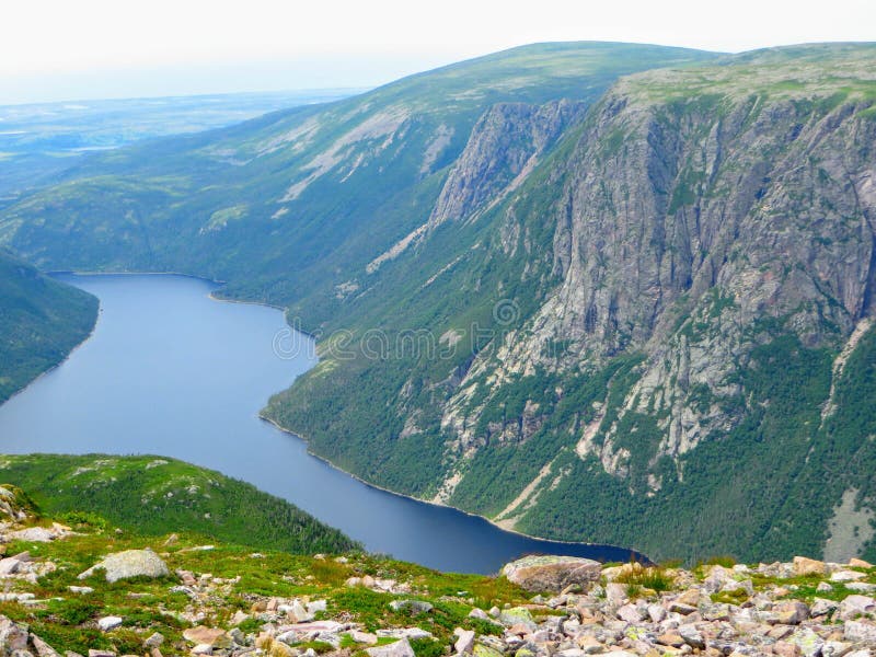 Wycieczkować w pięknym Gros Morne parku narodowym na Gros Morne Mou obraz royalty free Wycieczkować w pięknym Gros Morne parku narodowym na Gros Morne Mou obraz royalty free
