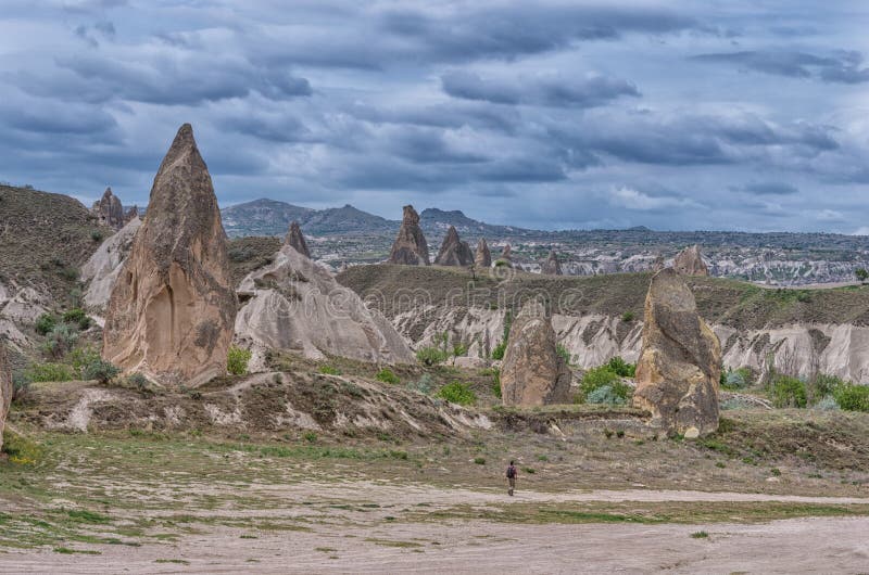 Wycieczkowicz cieszy się cudownego góra krajobraz w Cappadocia, Turcja