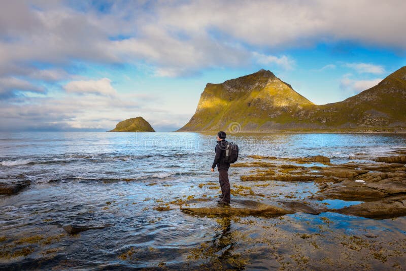 Wycieczkowicz przy Haukland plażą na Lofoten wyspach, Norwegia obraz stock Wycieczkowicz przy Haukland plażą na Lofoten wyspach, Norwegia obraz stock