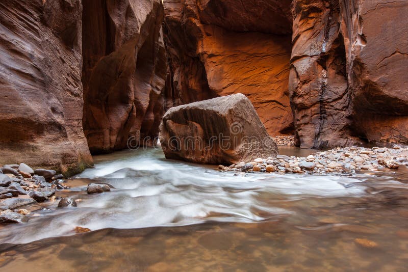 Wycieczkujący w przesmykach, Zion park narodowy, Utah obrazy royalty free Wycieczkujący w przesmykach, Zion park narodowy, Utah obrazy royalty free