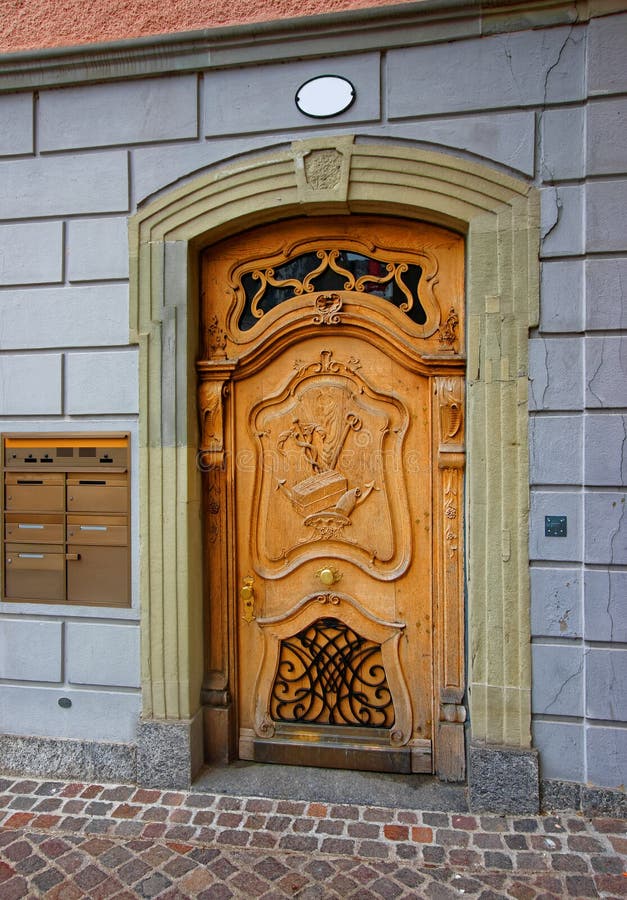 wycięte drzwi drewniane zdjęcia stock wycięte drzwi drewniane zdjęcia stock